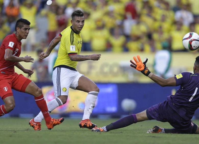 Perú estaba cerca del empate y vino un contragolpe que concluyó con categoría Edwin Cardona con este gol para el 2-0. FOTO AP