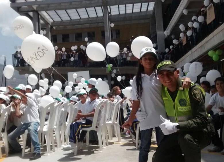 Un momento de la movilización Juntos por los Niños ayer en Medellín, liderada por la Policía y el Icbf. La jornada se realizó en todo el país. FOTO cortesía de la policía metropolitana