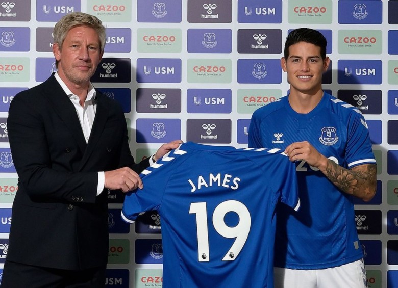 James podría debutar con el Everton este fin de semana en el inicio de la Premier League. Acá en la presentación junto al holandés Marcel Brands, director deportivo del club inglés. FOTO Everton 