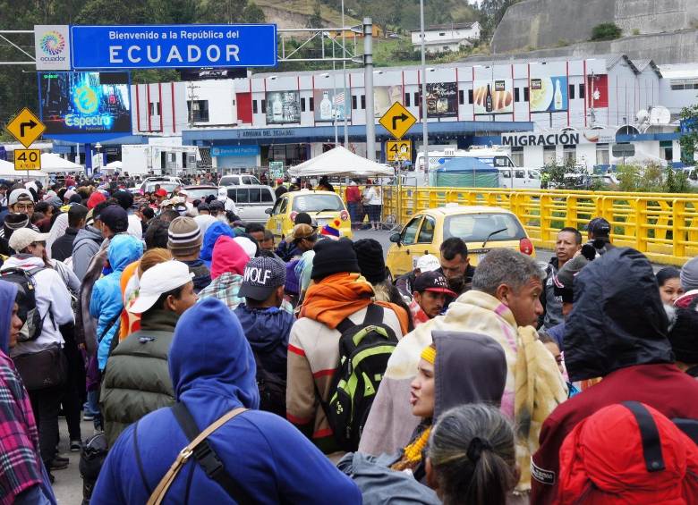 Migrantes en el puente internacional Rumichaca, este viernes 23 de agosto. FOTO: EFE