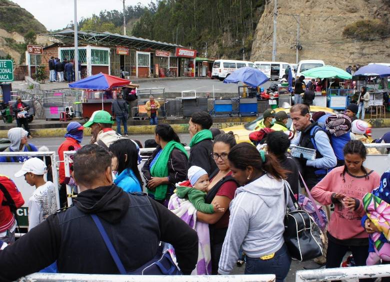 Migrantes esperan este viernes 23 de agosto poder pasar a Ecuador en el puente internacional Rumichaca. FOTO: EFE