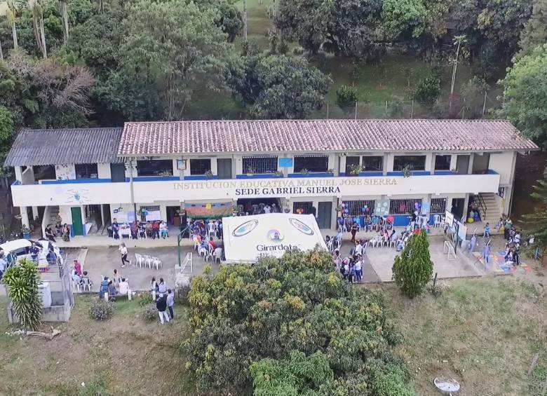 Institución educativa en la vereda Portachuelo, en Girardota, una de las escuelas afectadas por los hurtos. FOTO CORTESÍA