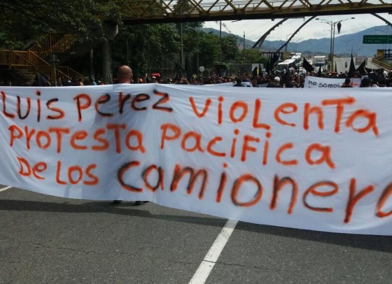 Camioneros marcharon por la calle Barranquilla, cerca a la Universidad de Antioquia. FOTO @PaolaHolguin