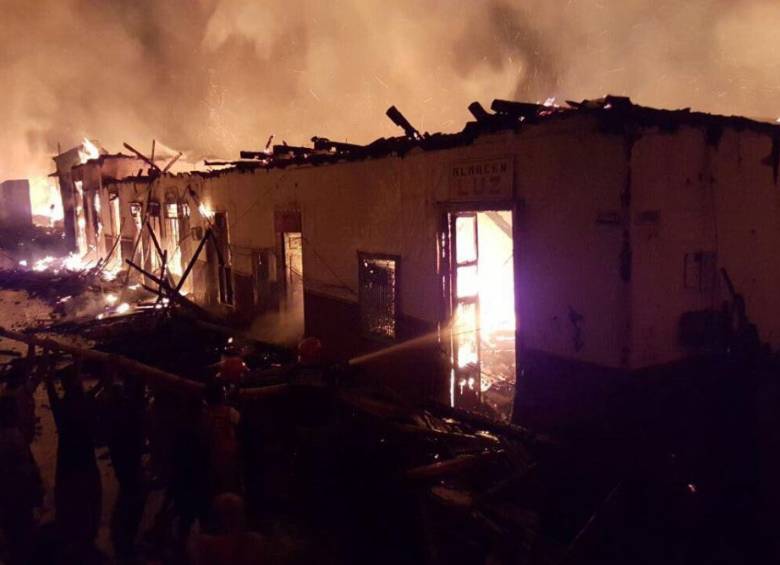Así se ven las casas que fueron consumidas por el incendio en la calle real de Salamina. FOTO @JuanLondono80