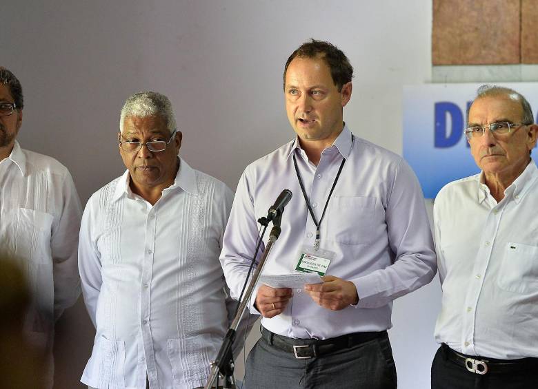 Delegados del Gobierno viajaron a Cuba para solucionar crisis en la mesa. FOTO afp