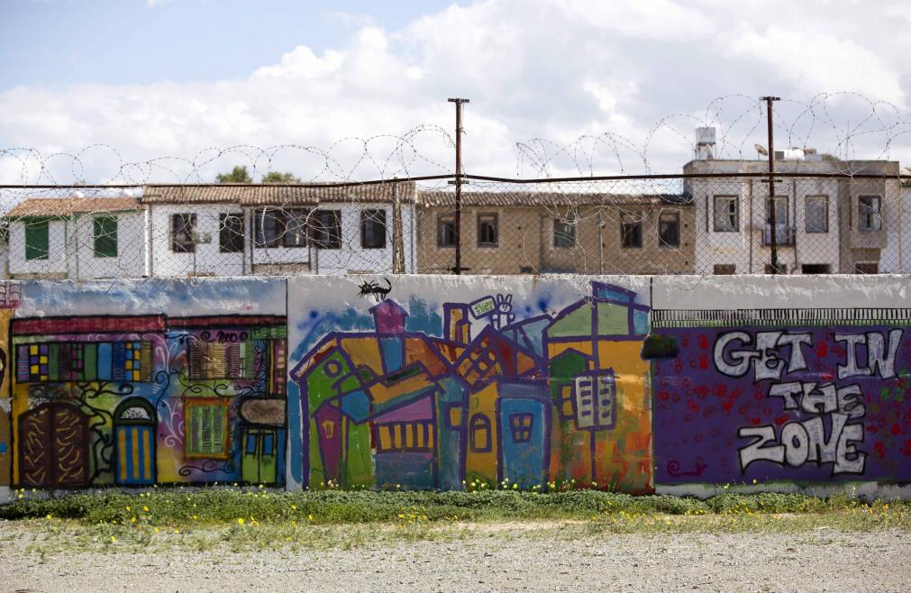 Un muro que marca el límite de la zona de amortiguación de las Naciones Unidas se ve desde la zona chipriota griega en el centro de Nicosia. Imagen tomada el 10 de marzo 2014. FOTO REUTERS
