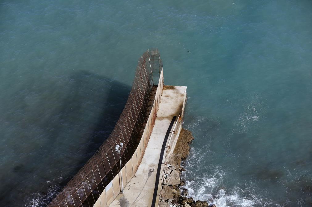 Imagen de la valla fronteriza que separa a Marruecos del enclave norteafericano español de Melilla, la misma que migrantes africanos tratan de cruzar de forma consuetudinaria. Foto tomada el 14 de agosto de 2014. FOTO REUTERS