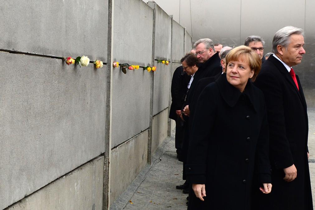 Angela Merkel recordó que las “imágenes (de la caída del muro), que dieron la vuelta al mundo, eran el anuncio del fin de la división de Berlín, de Alemania y de Europa, y el fin de la Guerra Fría”. FOTO AFP.