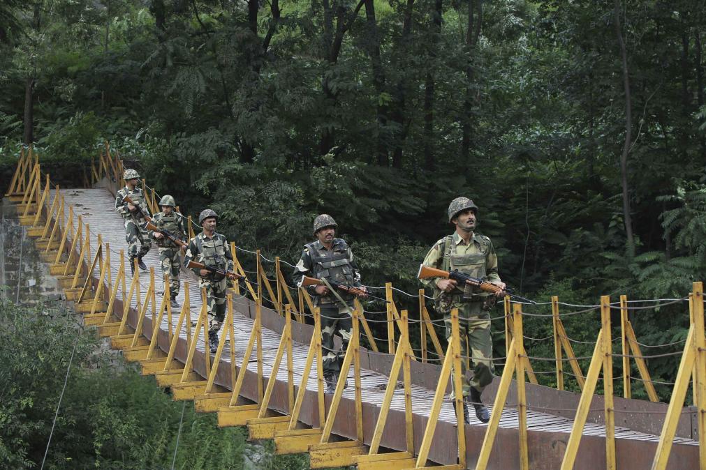 Soldados de la Fuerza Fronteriza india Seguridad (BSF) sobre un puente peatonal cerca de la Línea de Control (LOC), una línea de alto el fuego que divide Cachemira entre India y Pakistán, en esta foto de archivo del 8 de agosto de 2013. FOTO REUTERS