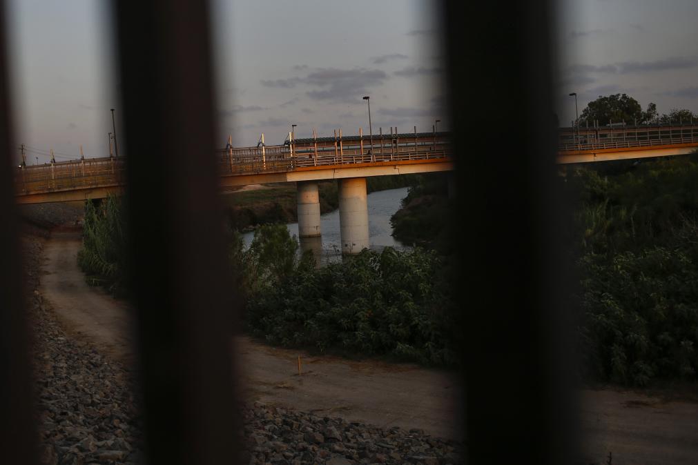 El cruce fronterizo en México, visto a través de la valla construida a lo largo del Río Grande, en Brownsville, Texas, el 5 de agosto de 2014. Tiene varios kilómetros de extensión en la frontera Tijuana–San Diego (California). Otros tramos de muro existen en los estados de Arizona, Sonora, Nuevo México, Baja California, Texas y Chihuahua. FOTO REUTERS