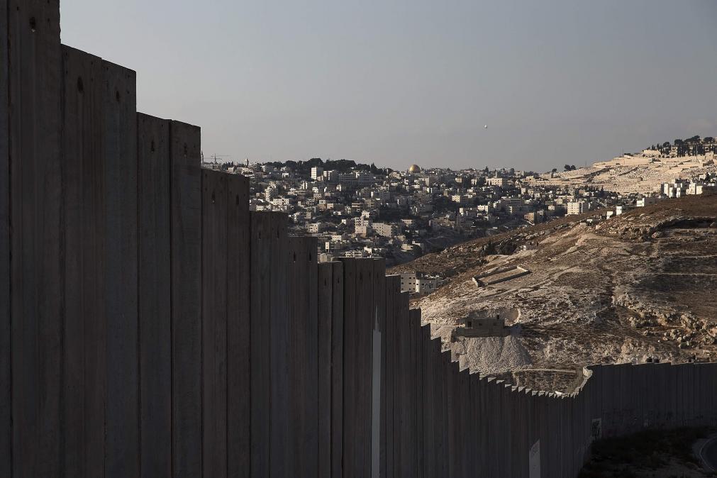 Una sección de las controvertidas barreras construidas por Israel en el campo de refugiados de Shuafat en Cisjordania, en una foto tomada el 31 de octubre de 2014. FOTO REUTERS