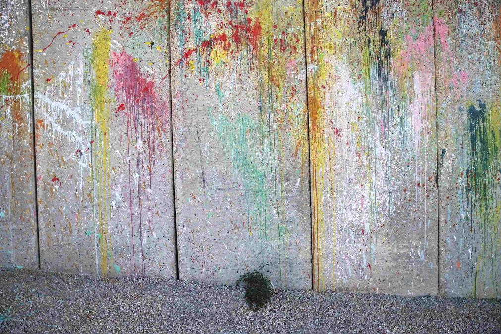 Pintura salpicada contra una sección del muro de separación erigida por Israel en los territorios palestinos ocupados en la ciudad cisjordana de Abu Dis, imagen tomada el 29 de octubre de 2014. FOTO REUTERS