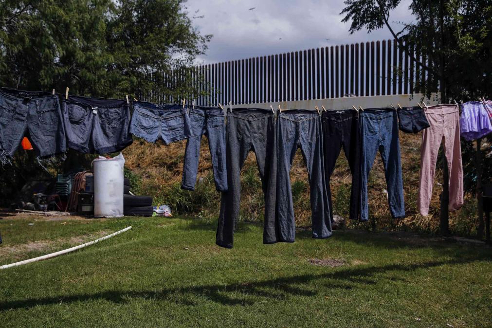 Ropa extendida al sol en el patio trasero de Una casa que linda con la valla construida por Estados Unidos en su frontera con México. Su objetivo: impedir la entrada de inmigrantes. FOTO REUTERS