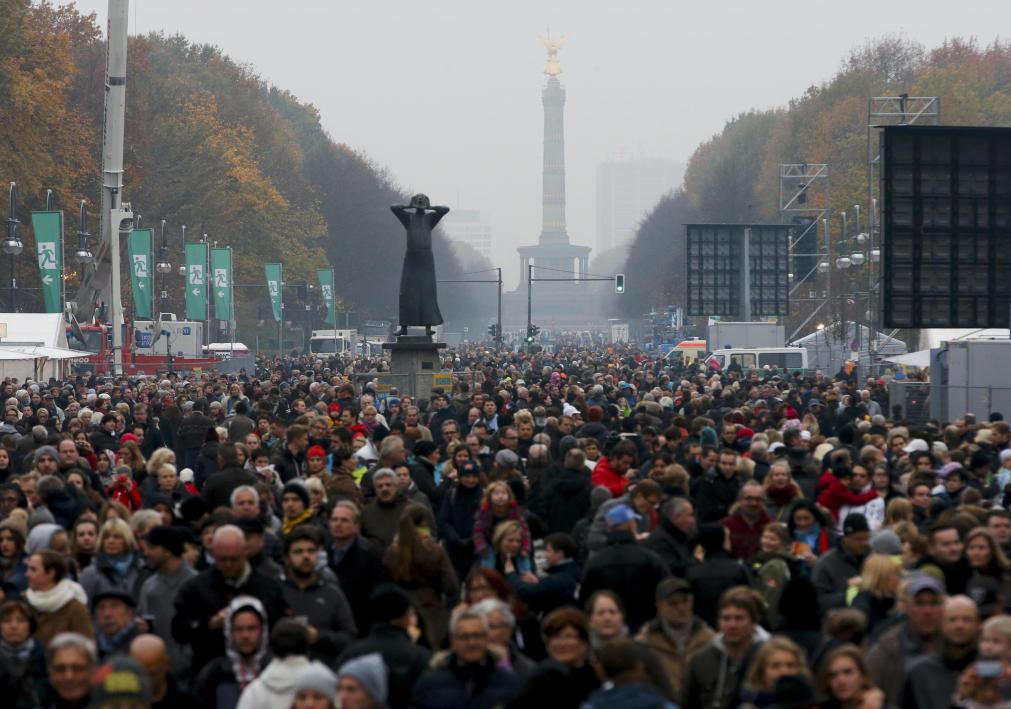 A pesar del frío y del cielo encapotado, la afluencia de público a la Puerta de Brandeburgo, que acogió los actos centrales de la parte lúdica en esta jornada de celebración, era comparable a la de una Nochevieja. FOTO REUTERS.