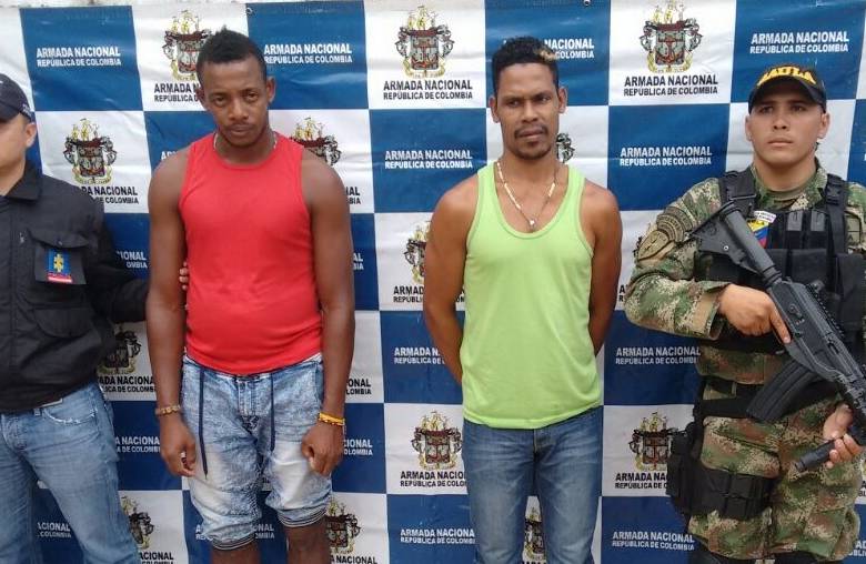 Alias “Nico” y “Linser”, presuntos miembros de la banda “la Nueva Gente”, capturados por la Armada y el CTI. FOTO: Cortesía de la Armada.