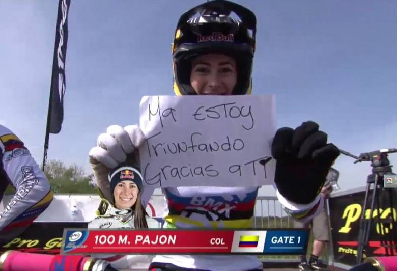 “Ma estoy triunfando gracias a ti”, dice en un mensaje escrito en un papel que puso frente a las cámaras antes de correr este domingo. FOTO @johansteffan