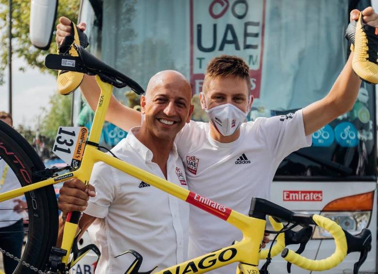 El UAE ya está entre los primeros del ranquin UCI. Fernández ha sido vital para esto. Aquí festeja con Pogacar. FOTO twitter “matxín”