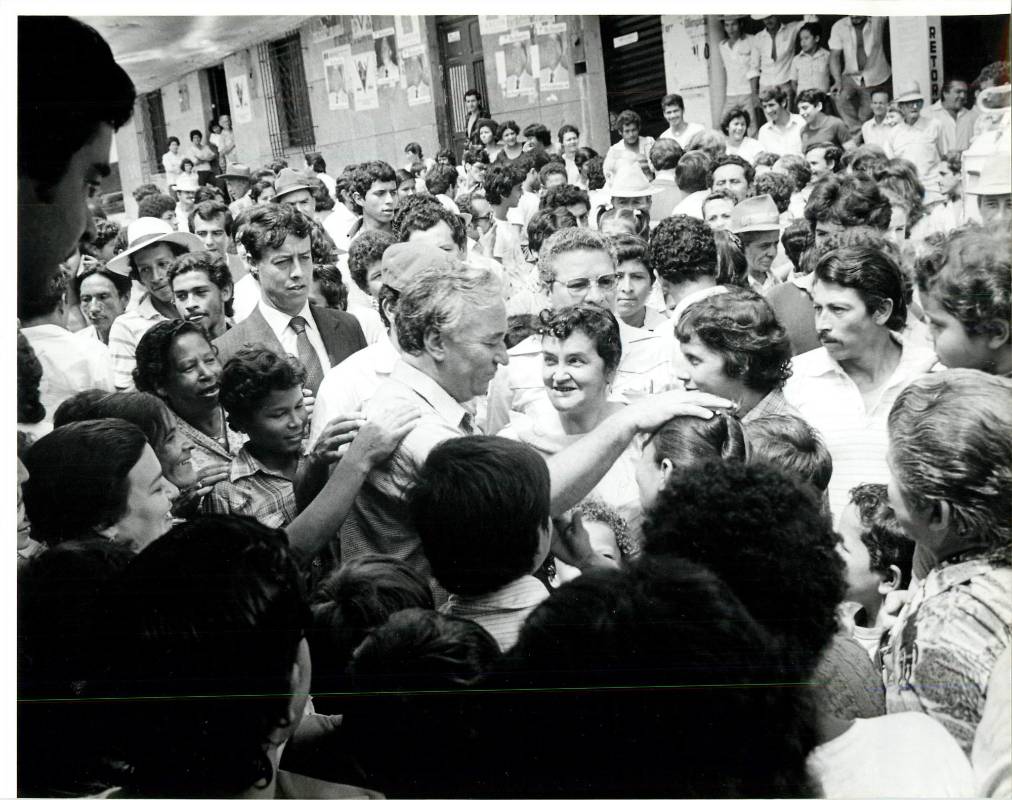 Aunque gobernó desde la Casa de Nariño en Bogotá, nunca dejó de recorrer el país junto a la población, sus viajes por tierra fueron incontables antes y durante su mandato. Foto: Archivo El Colombiano