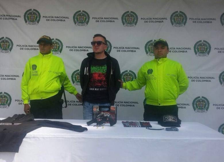 Este martes se entregó a la Policía Nacional el joven que disparó contra el Esmad el pasado domingo en la Plaza de Bolívar. FOTO @Gobiernoaldia