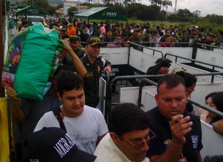 Así se registró hoy el paso en la frontera entre Colombia y Venezuela. FOTO @GobiernoTachira