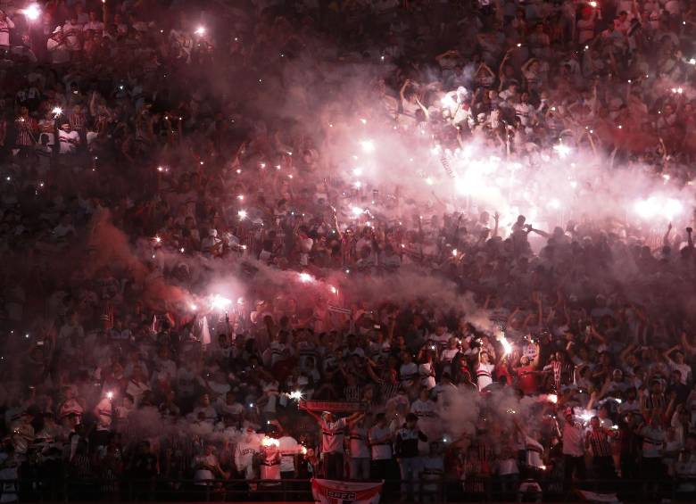 La derrota con Nacional enardeció a miles de hinchas del Sao Paulo, que se enfrentaron con la Policía y otros aficionados al final de partido. FOTO AFP