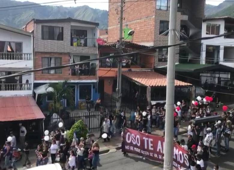 Los asistentes al funeral público de alias “el Oso” llevaban pancartas y globos blancos y rojos. La Policía solo apareció al final. FOTO CORTESÍA GUARDIANES ANTIOQUIA