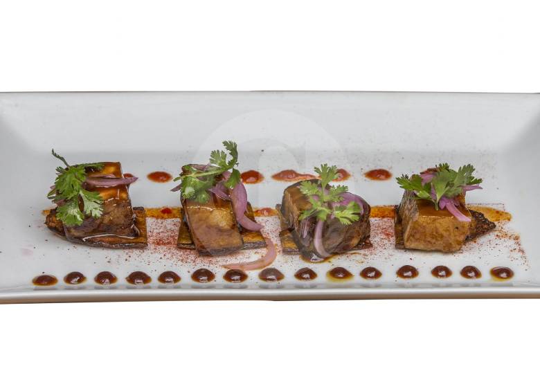 Chicharrón pork belly caramelizado en salsa soya. 