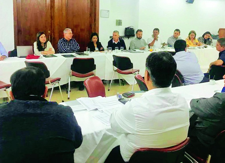 El expresidente Álvaro Uribe Vélez llegó en horas de la tarde a la reunión, en la que hablaron con varios dirigentes de las estrategias para encarar las elecciones locales de este año. FOTO cortesía