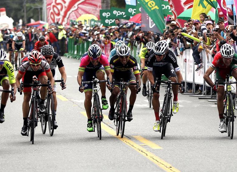 El ciclista Róbinson Chalapud de Orgullo Antioqueño se coronó este domingo como el campeón nacional de ruta. FOTO JAIME PÉREZ