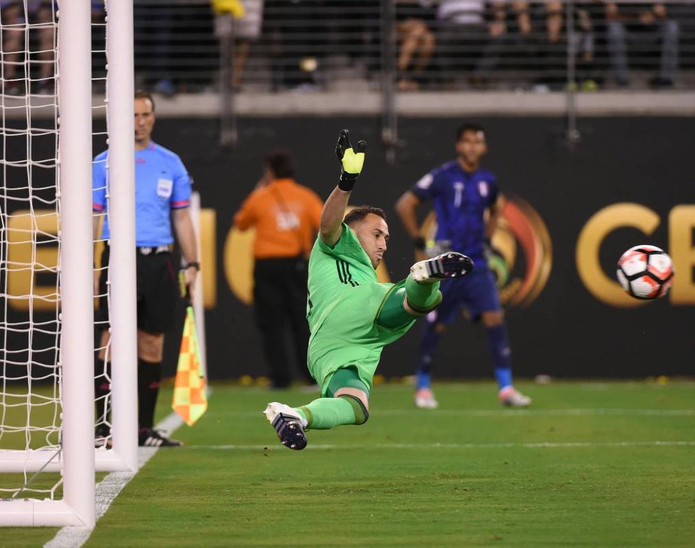 La atajada de David Ospina en el tercer cobro de Perú. FOTO AFP