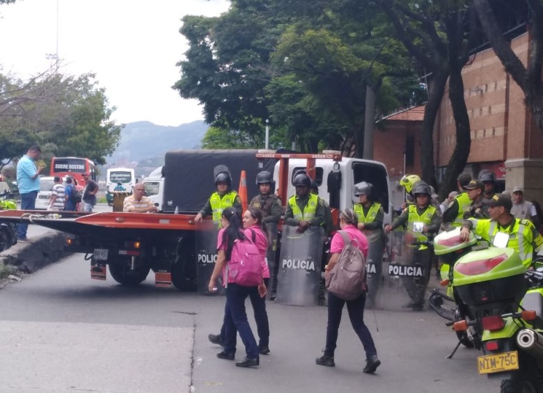 Por Bloqueo De Vías, Autoridades Interrumpieron Marcha De Taxistas