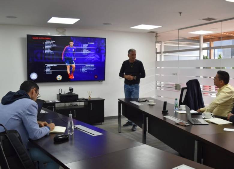 Esta es una de las imágenes de la reunión entre los adiestradores. FOTO CORTESÍA FCF
