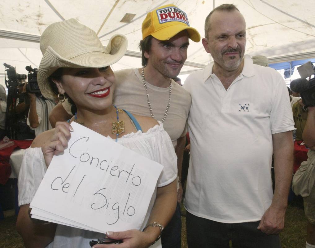 4. Concierto Paz sin Fronteras en la Habana, Cuba, que no estuvo exento de controversia política (septiembre 19 de 2009). La merenguera Olga Tañón y el español Miguel Bosé, le acompañan en la Plaza de la Revolución. FOTO: REUTERS.