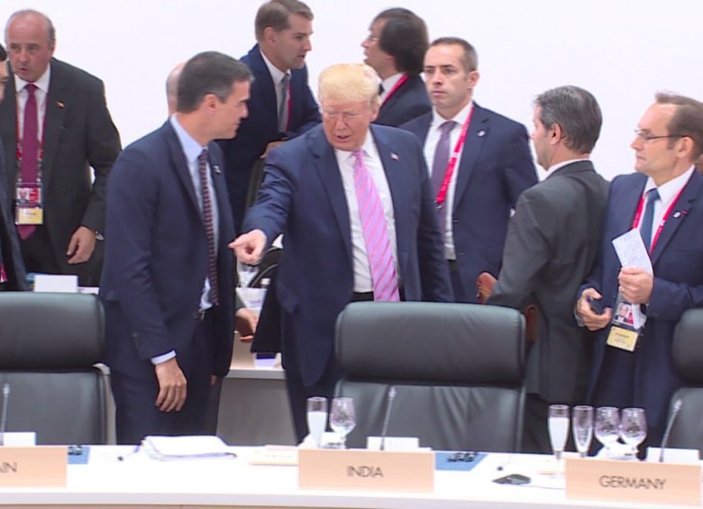 Ante el gesto del presidente estadounidense, Donald Trump, su homólogo español, Pedro Sánchez, se rio y se sentó en su sitio. Imagen tomada del video.