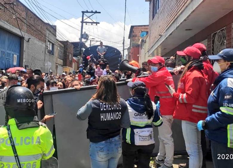 La Personería acompaña a los familiares de los internos de la cárcel La Modelo. En la noche del sábado se vivió una situación crítica en las cárceles del país. FOTO @personeriabta