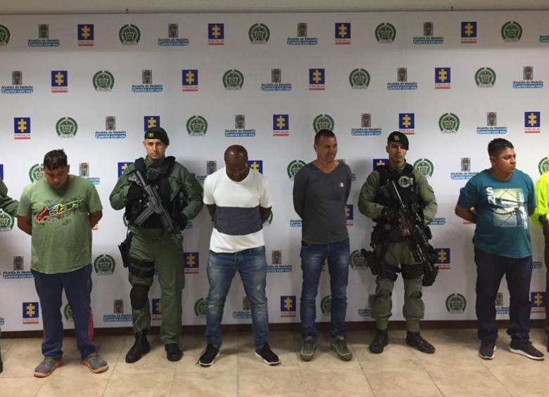 Estas son las cuatro personas detenidas en el operativo de la Dijín y la Fiscalía, en el nororiente de Medellín. FOTO: cortesía Policía.