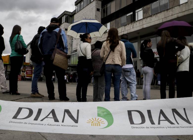 Quien gane al mes $1,5 millones debería declarar renta