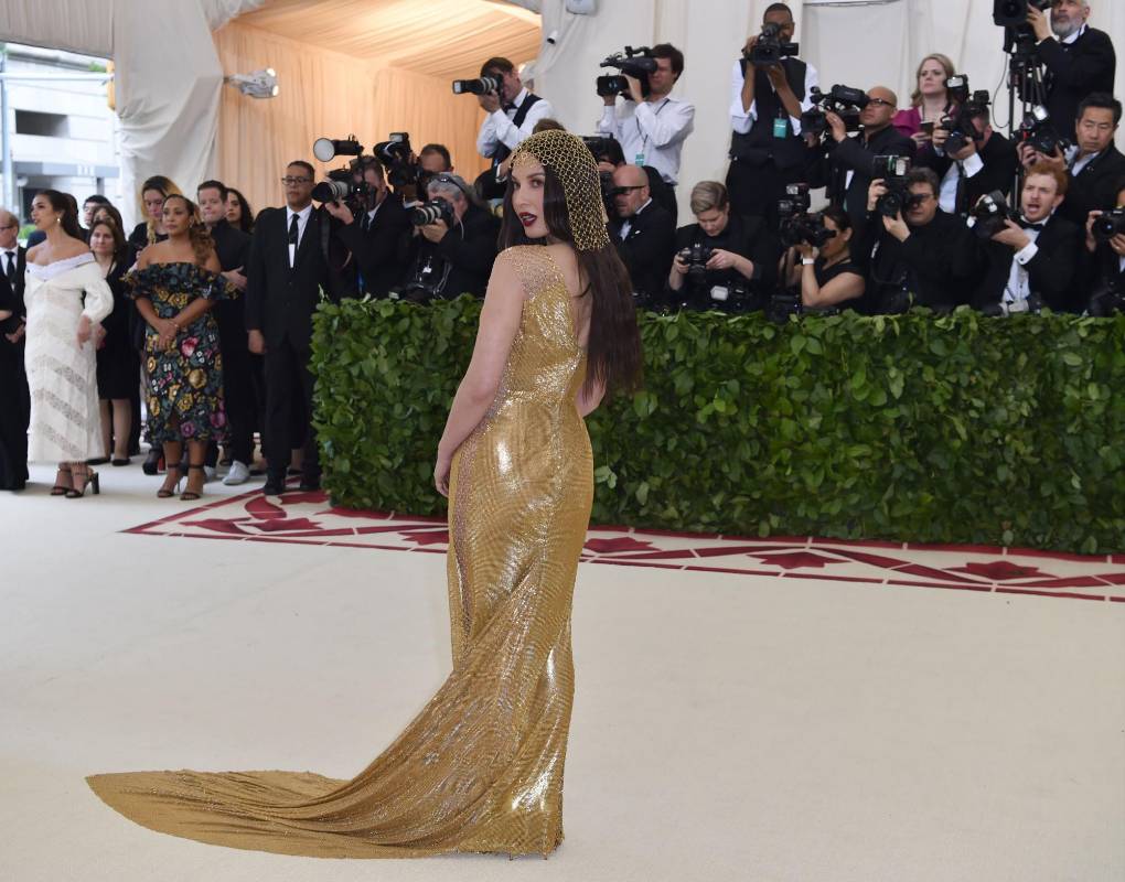 Olivia Munn vestida de dorado. FOTO AFP