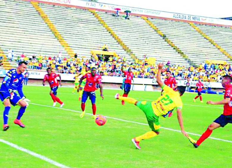 El Atlético Huila sumó a manos del Medellín su primera victoria de la Liga. Los rojos mostraron muchas deficiencias en la zona defensiva y al final perdieron 2-1. FOTO Cortesía La Nación-Neiva