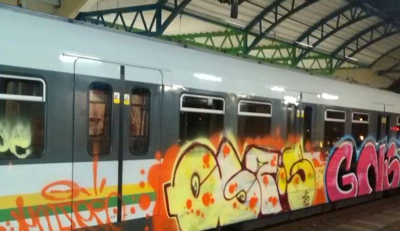 Después de descubrir el grafiti que le pintaron, el tren fue llevado a los talleres para restablecerle sus colores originales. No se reportaron, hasta el momento, capturas. FOTO Cortesía