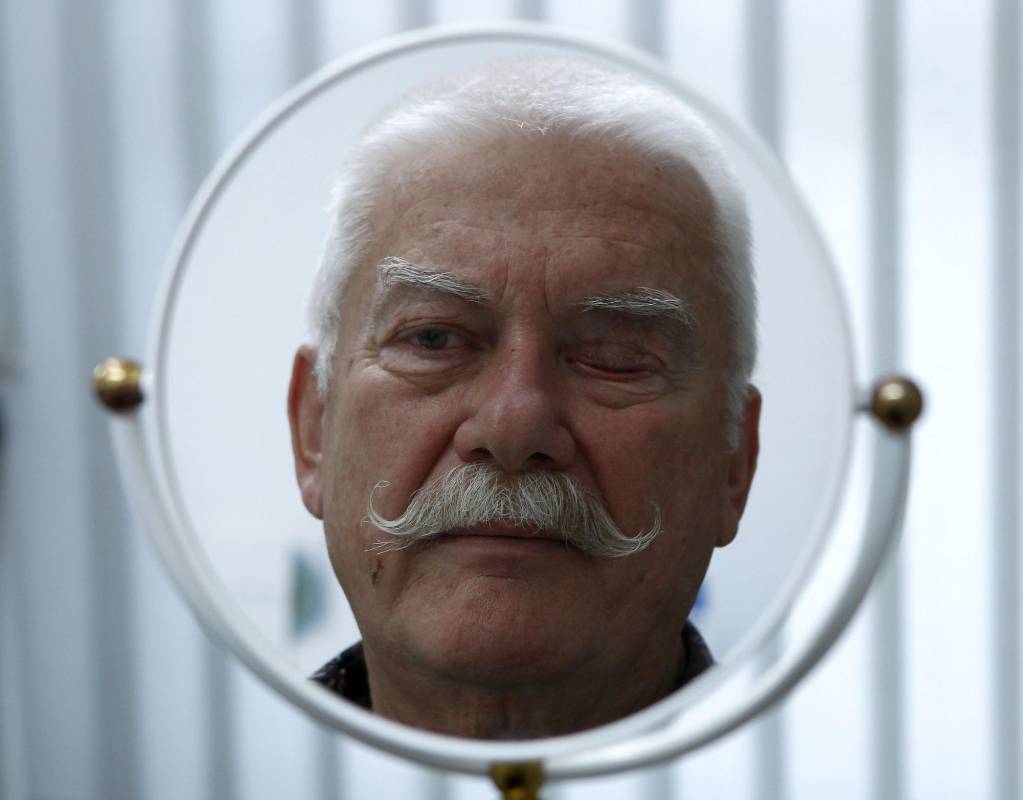El oculista Gerhard Greiner produce los ojos de vidrio en Munich, Alemania, donde los vende a personas que han perdido la vista por una enfermedad, un trauma o un accidente. Cada ojo de vidrio se tarda una hora en su elaboración y se busca una referencia permanente con el cliente para su color y el dibujo de los vasos sanguíneos. Cada prótesis puede costar 350 euros (1.228.500 pesos) FOTO: MICHAELA REHLE, REUTERS