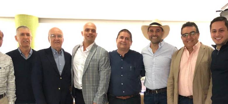 Wilson Gómez, segundo de izquierda a derecha, y Andrés Guerra, cuarto en el mismo sentido, son los precandidatos del uribismo para la Gobernación de Antioquia. FOTO Cortesía