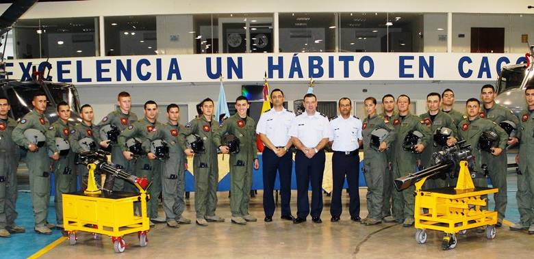 Integrantes de la Fuerza Aérea que se graduaron como artilleros, entre ellos Natalia Rincón. Foto: Fuerza Aérea