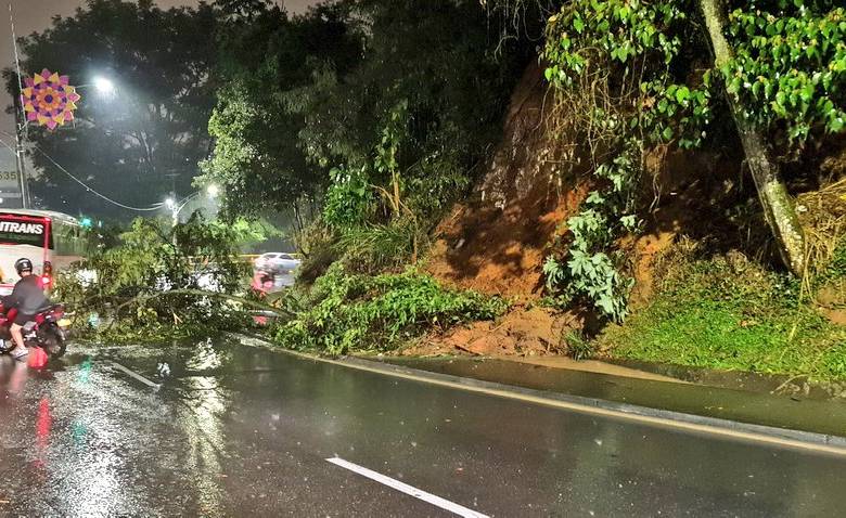 Efectos de las lluvías de esta noche y madrugada en Medellín. Foto: Cuerpo Oficial de Bomberos Medellín