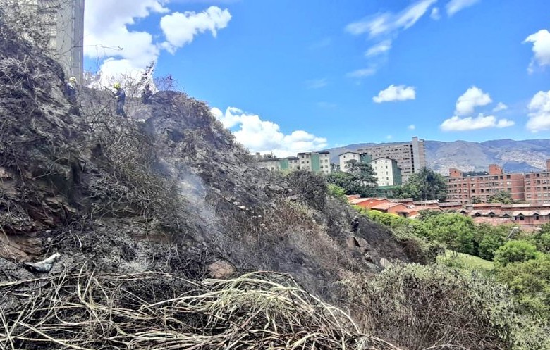 Bomberos controlan incendio en Calasanz