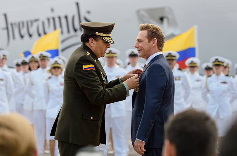 Imagen del acto en el que el policía retirado le entrega la distinción al líder de la cienciología. FOTO Tomada de davidmiscavige.org