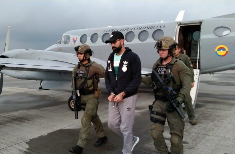 El capturado fue trasladado bajo custodia desde Santander hasta la capital colombiana. FOTO TWITTER @FuerzaAereaCol