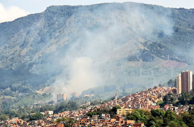 Incendio en la ladera oriental de Medellín. Foto Cortesía Dagrd