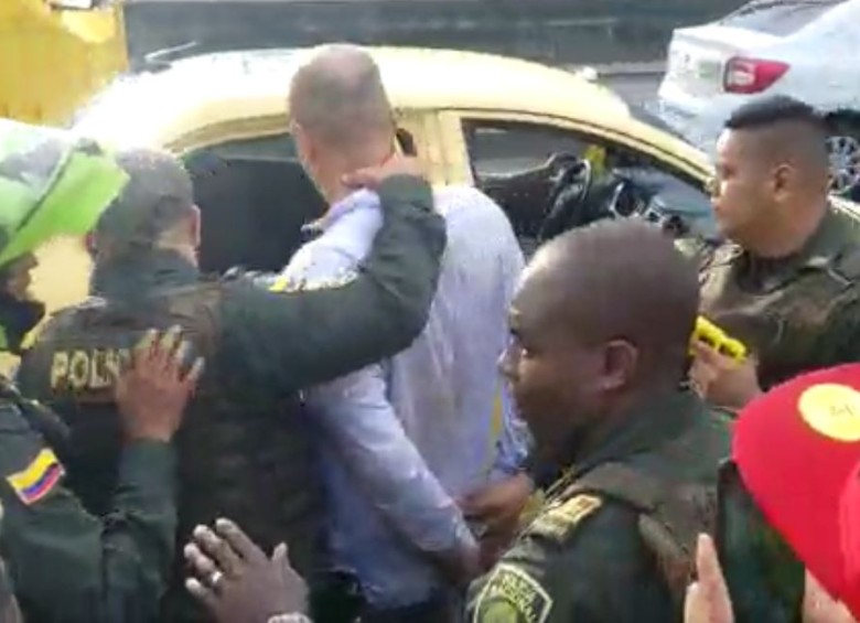 El presunto acosador fue detenido por las autoridades. FOTO: Captura de video. 