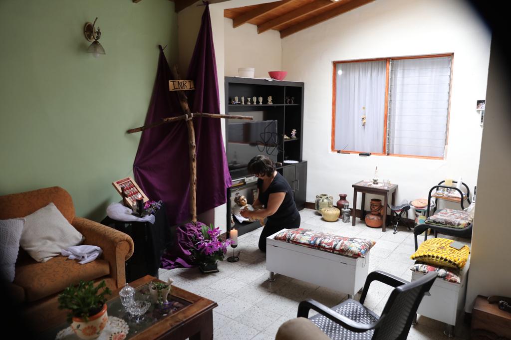 En Villa Hermosa las personas salieron a los balcones con imágenes religiosas y construyeron altares para celebrar el Viernes Santo sin incumplir la cuarentena. Foto: Edwin Bustamante. 